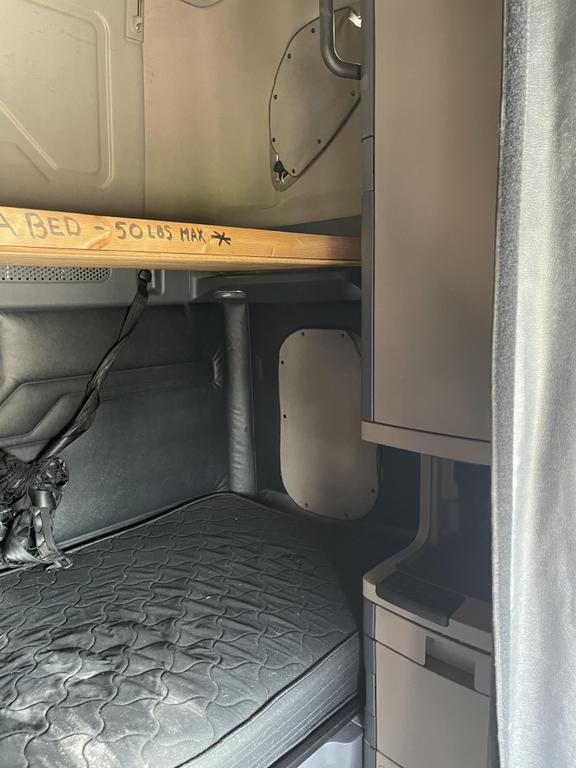 2016 Freightliner Cascadia CA125SLP Sleeper