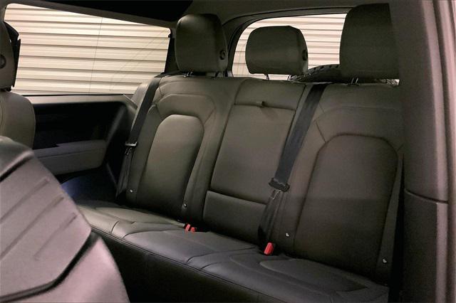 2023 Land Rover Defender SE