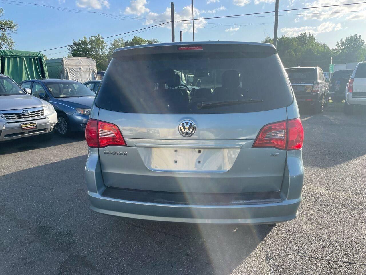 2010 Volkswagen Routan SE