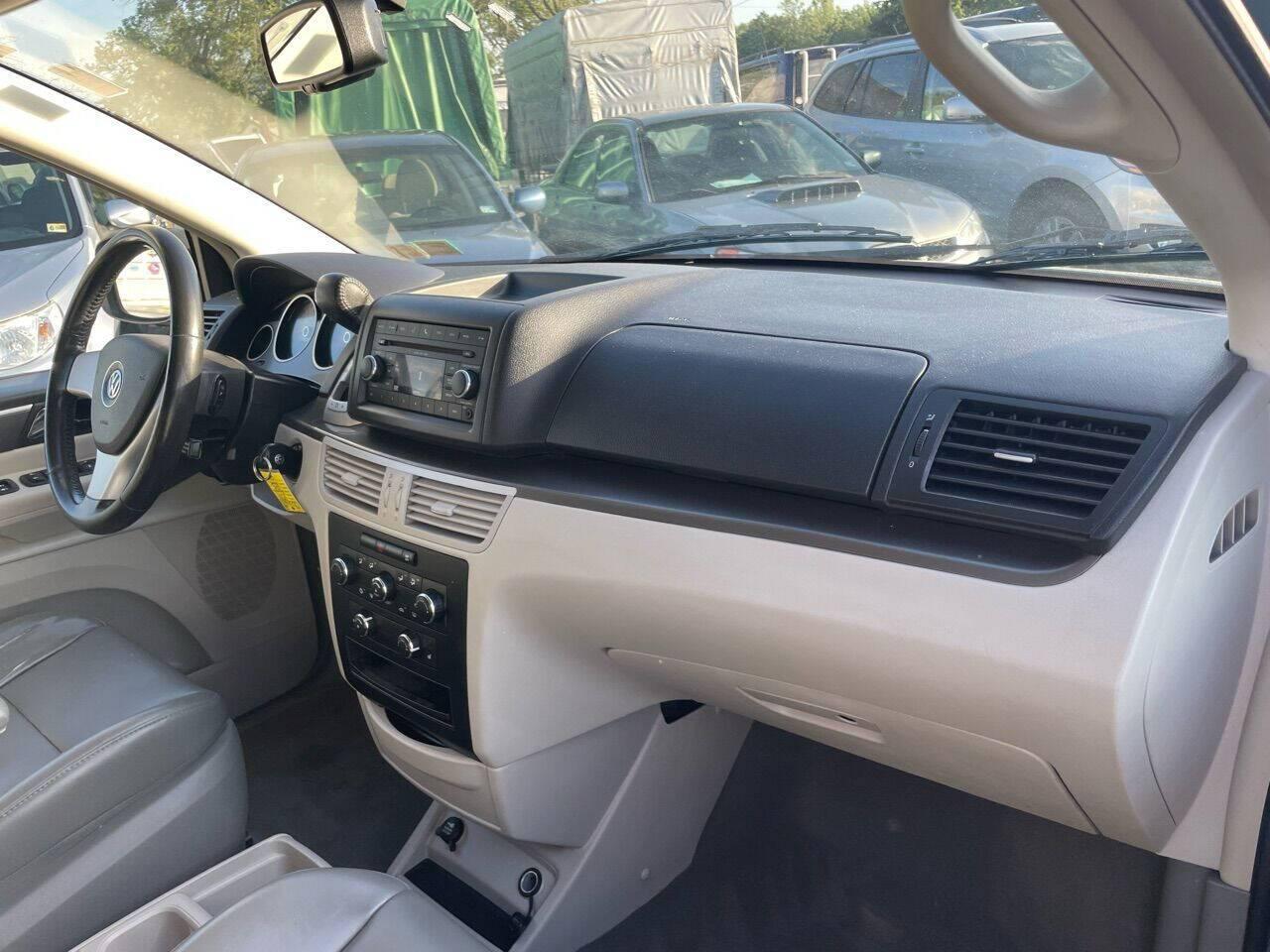 2010 Volkswagen Routan SE