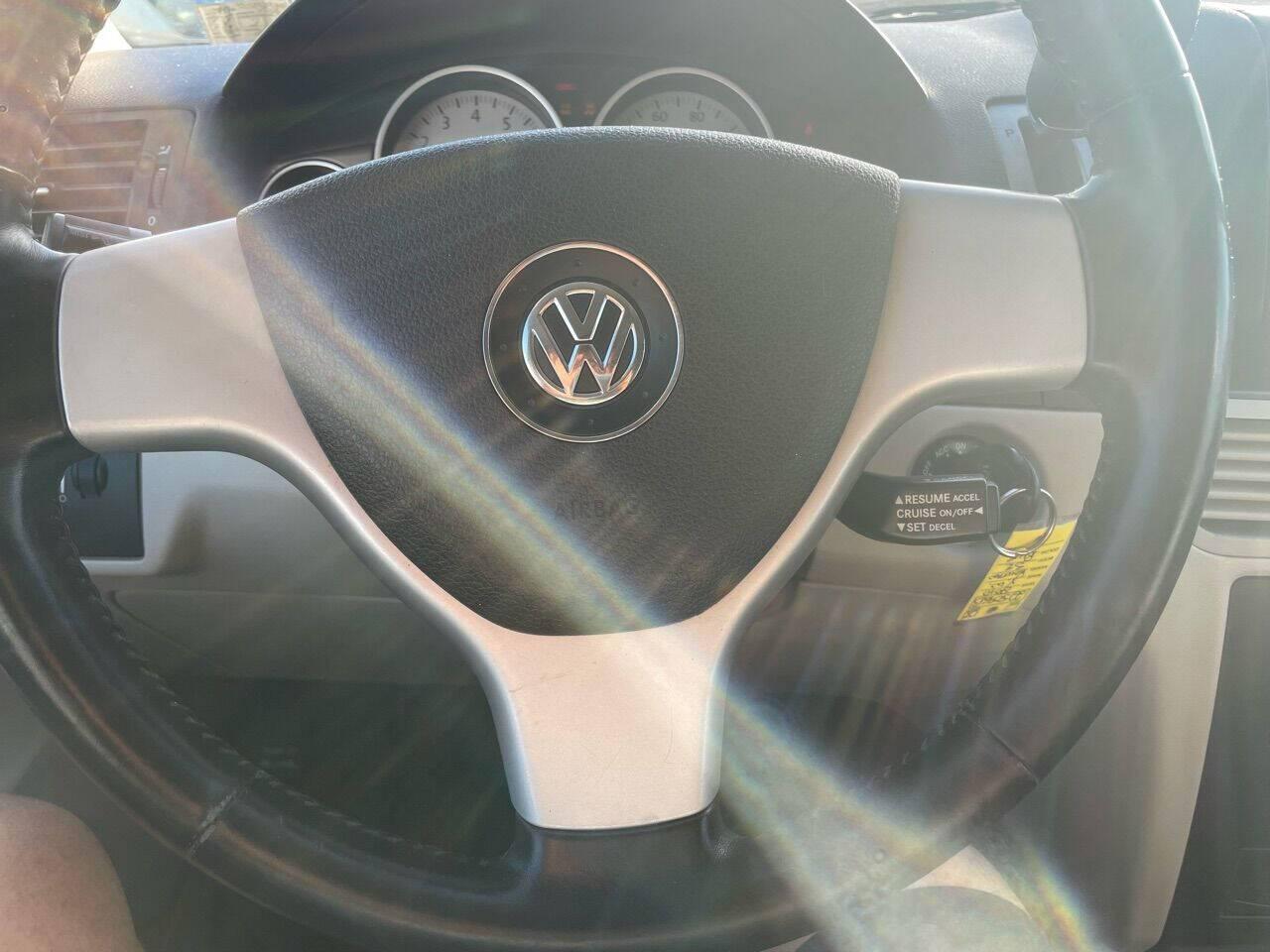 2010 Volkswagen Routan SE