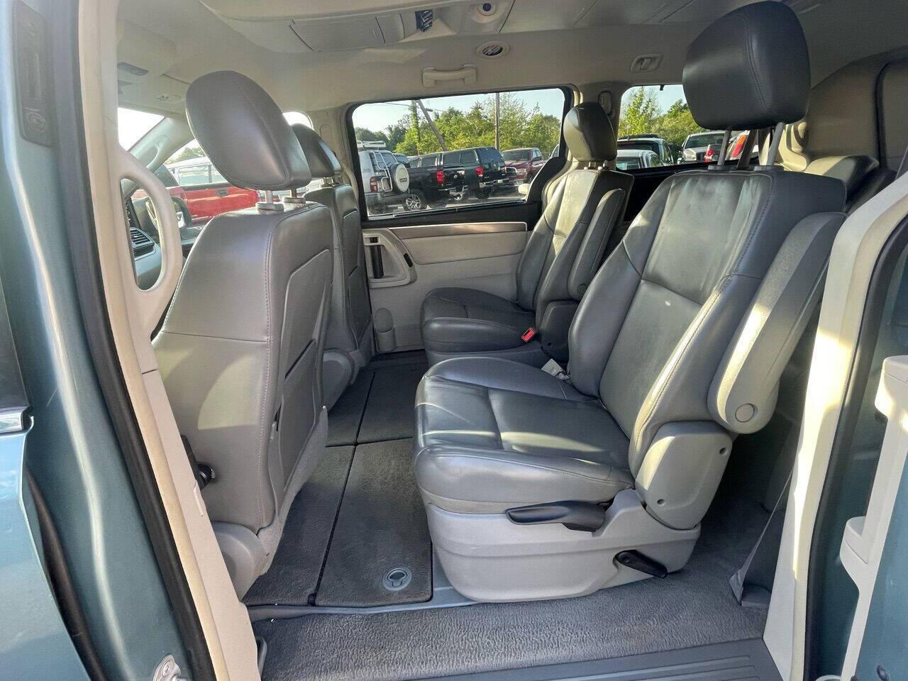 2010 Volkswagen Routan SE