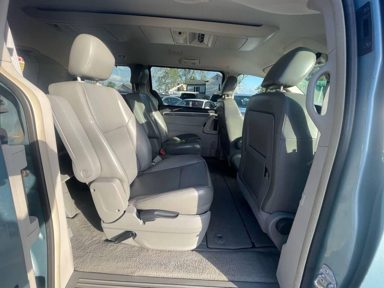 2010 Volkswagen Routan SE