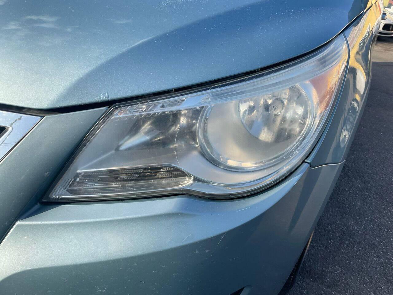 2010 Volkswagen Routan SE