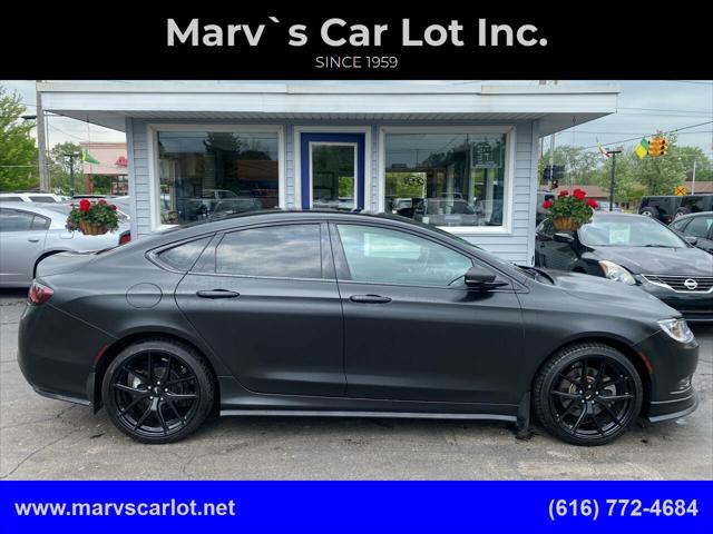 2015 15' Chrysler 200 Series Prestige Dealer Brochure 66pags Mint 