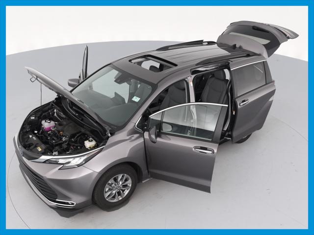 2022 Toyota Sienna XLE Minivan 4D