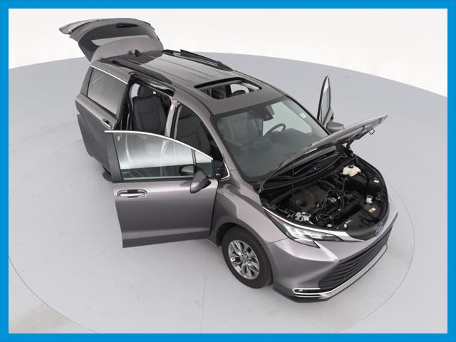 2022 Toyota Sienna XLE Minivan 4D