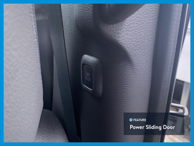2022 Toyota Sienna XLE Minivan 4D
