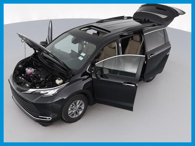 2022 Toyota Sienna XLE Minivan 4D