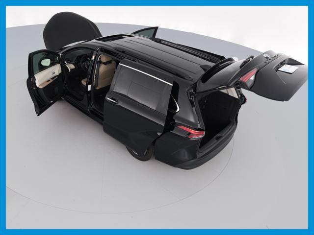 2022 Toyota Sienna XLE Minivan 4D
