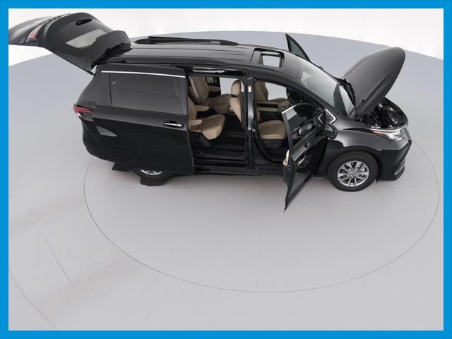2022 Toyota Sienna XLE Minivan 4D
