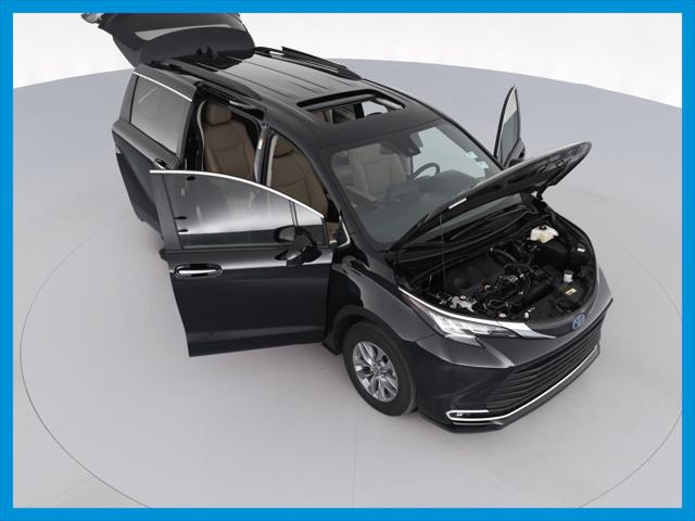 2022 Toyota Sienna XLE Minivan 4D