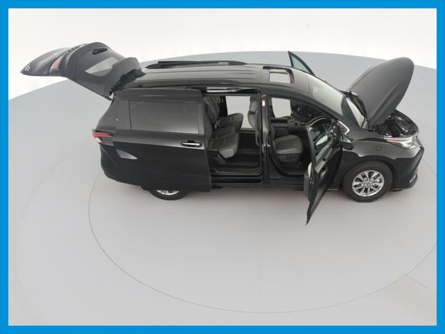 2022 Toyota Sienna XLE Minivan 4D