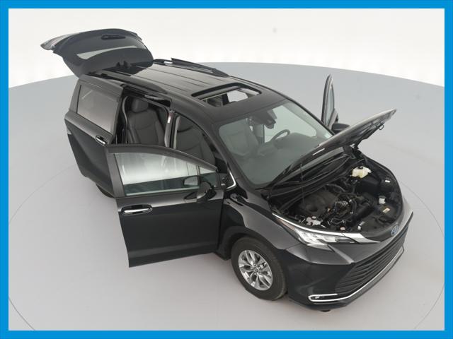 2022 Toyota Sienna XLE Minivan 4D