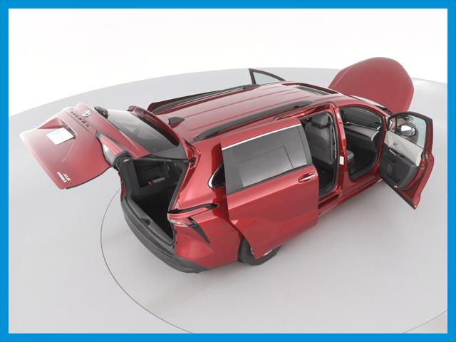 2022 Toyota Sienna XLE Minivan 4D