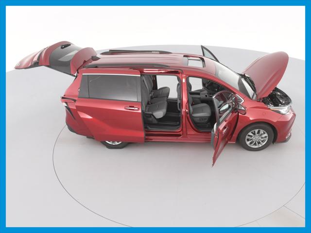 2022 Toyota Sienna XLE Minivan 4D