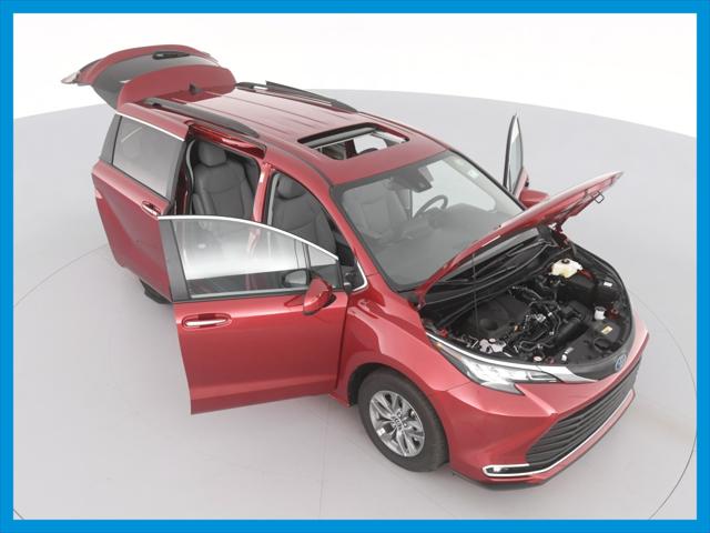 2022 Toyota Sienna XLE Minivan 4D