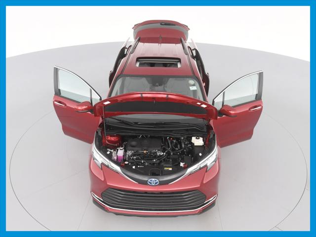 2022 Toyota Sienna XLE Minivan 4D