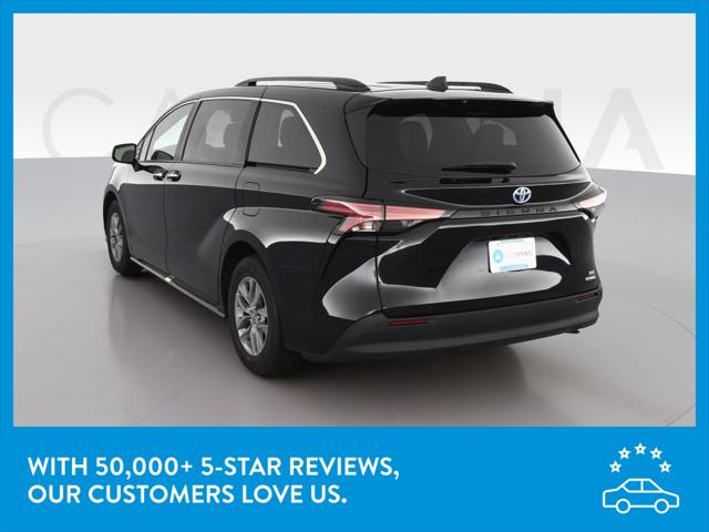 2022 Toyota Sienna XLE Minivan 4D