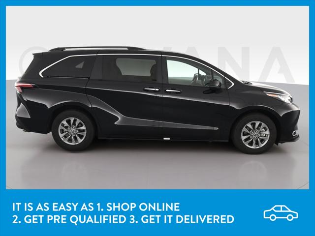 2022 Toyota Sienna XLE Minivan 4D