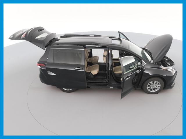 2022 Toyota Sienna XLE Minivan 4D