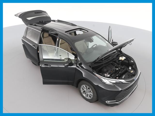 2022 Toyota Sienna XLE Minivan 4D