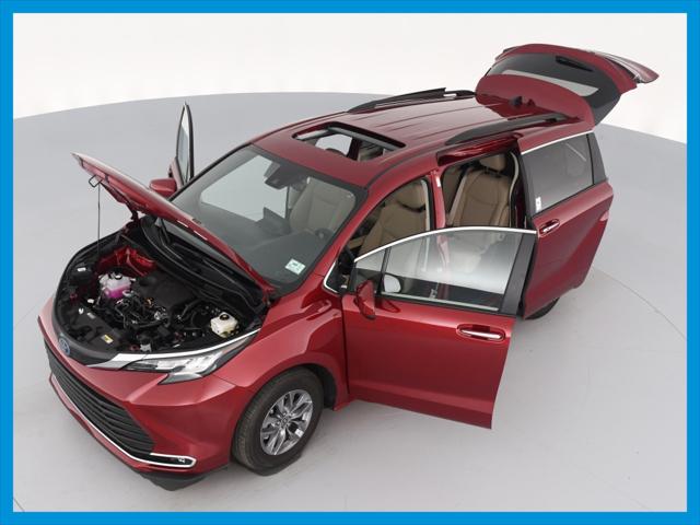 2022 Toyota Sienna XLE Minivan 4D
