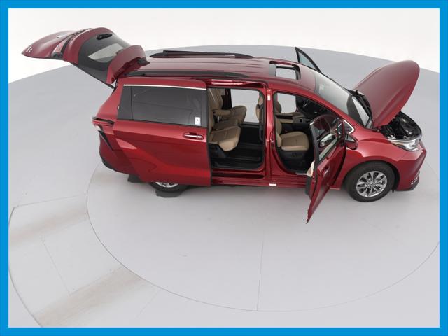 2022 Toyota Sienna XLE Minivan 4D