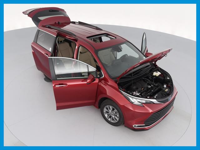 2022 Toyota Sienna XLE Minivan 4D