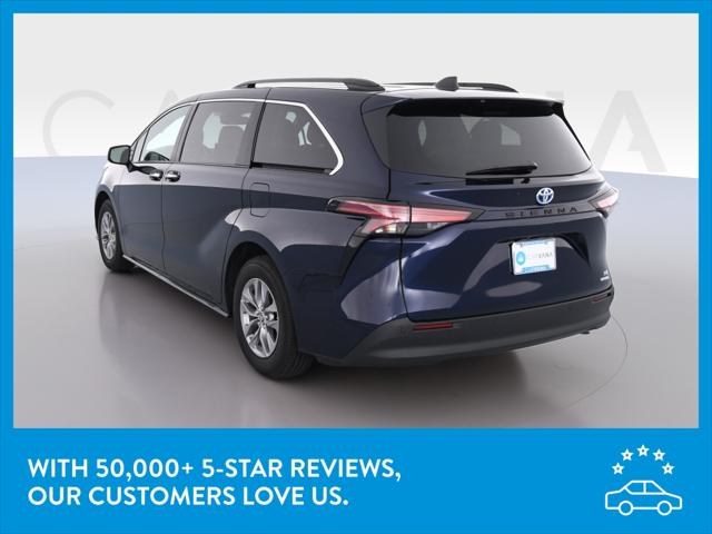 2022 Toyota Sienna XLE Minivan 4D
