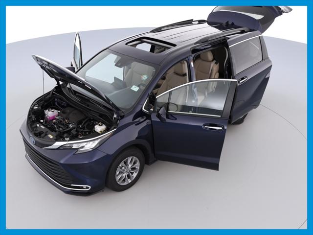 2022 Toyota Sienna XLE Minivan 4D