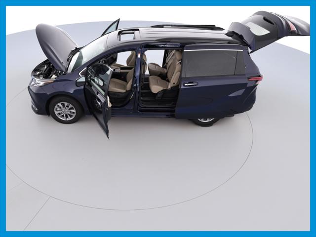 2022 Toyota Sienna XLE Minivan 4D