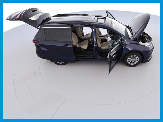 2022 Toyota Sienna XLE Minivan 4D