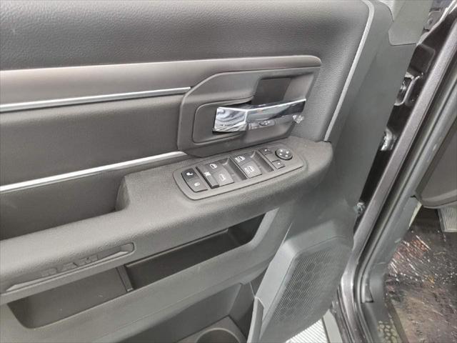 2022 RAM Ram 1500 Classic RAM 1500 CLASSIC WARLOCK QUAD CAB 4X4 64 BOX