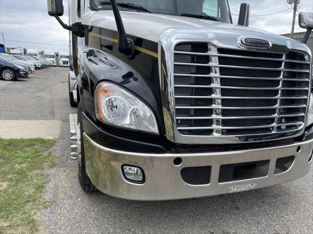 2014 Freightliner Cascadia CA125SLP Sleeper