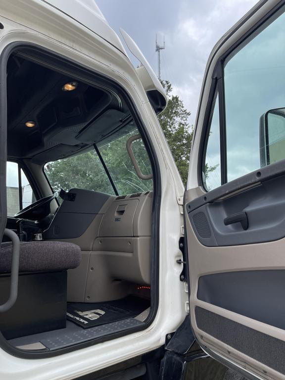 2014 Freightliner Cascadia CA125SLP Sleeper