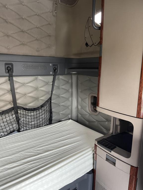 2014 Freightliner Cascadia CA125SLP Sleeper