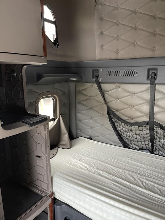 2014 Freightliner Cascadia CA125SLP Sleeper