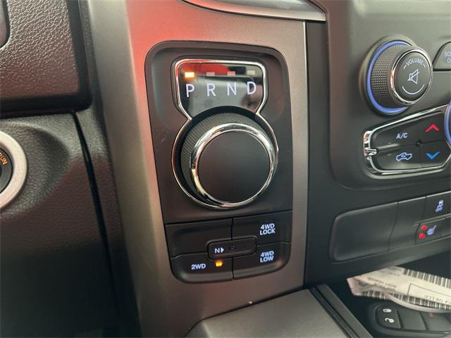 2022 RAM Ram 1500 Classic RAM 1500 CLASSIC WARLOCK QUAD CAB 4X4 64 BOX