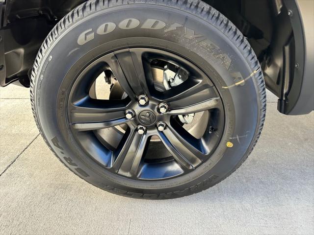 2022 RAM Ram 1500 Classic RAM 1500 CLASSIC WARLOCK QUAD CAB 4X4 64 BOX