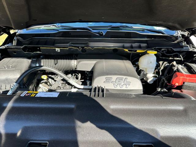 2022 RAM Ram 1500 Classic RAM 1500 CLASSIC WARLOCK QUAD CAB 4X4 64 BOX