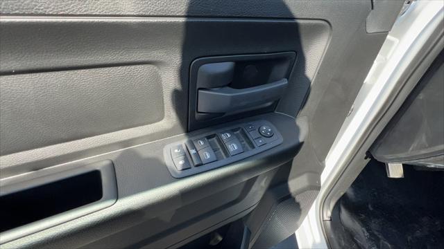 2023 RAM Ram 1500 Classic RAM 1500 CLASSIC TRADESMAN QUAD CAB 4X4 64 BOX