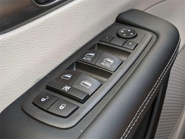 2023 Pacifica TOURING L fwd 23