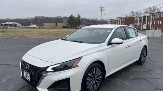 2023 Nissan Altima SV FWD for sale in Moline, IL
