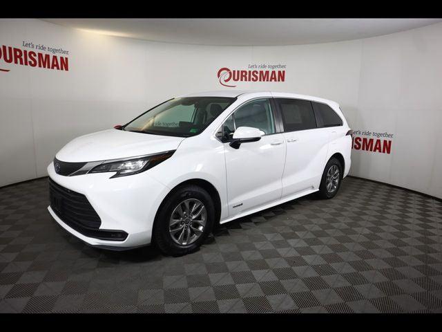 2021 Toyota Sienna LE 2021 Toyota Sienna LE