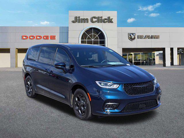 2022 Chrysler Pacifica Hybrid Touring L's photo