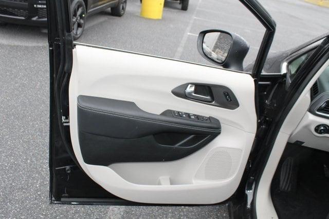 2023 Chrysler Pacifica PACIFICA TOURING L