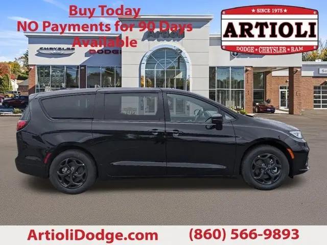 2023 Chrysler Pacifica Hybrid Touring L for sale in Enfield, CT