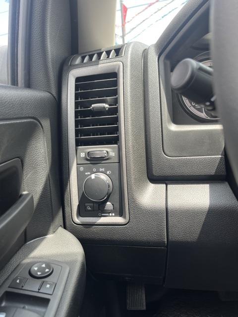 2023 RAM Ram 1500 Classic RAM 1500 CLASSIC TRADESMAN CREW CAB 4X4 57 BOX