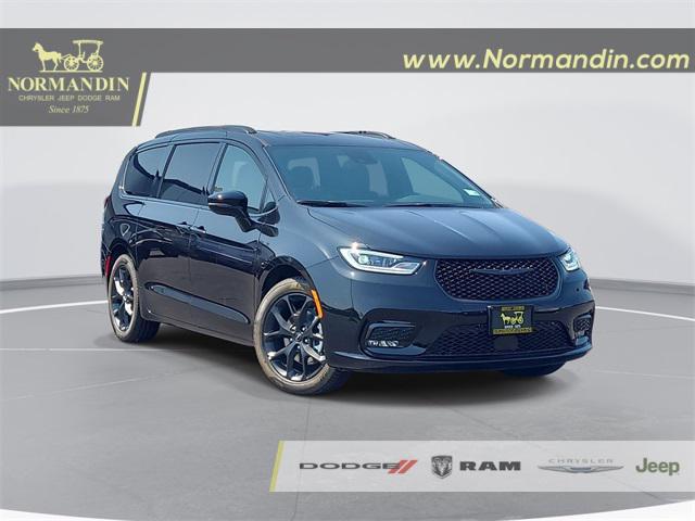 New 2023 Chrysler Pacifica Limited AWD Ratings, Pricing, Reviews & Awards
